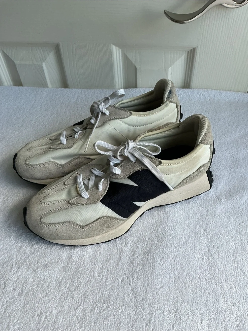 New Balance 327 Sneakers in Cream and Black Sz 5